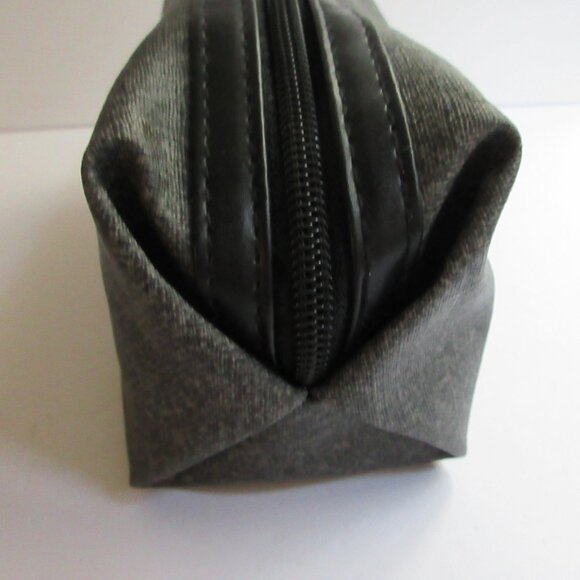 TUMI Delta Air Travel Cosmetic Makeup Case Bag Eye Mask Gray Amenity Kit Zip Top - Picture 5 of 12